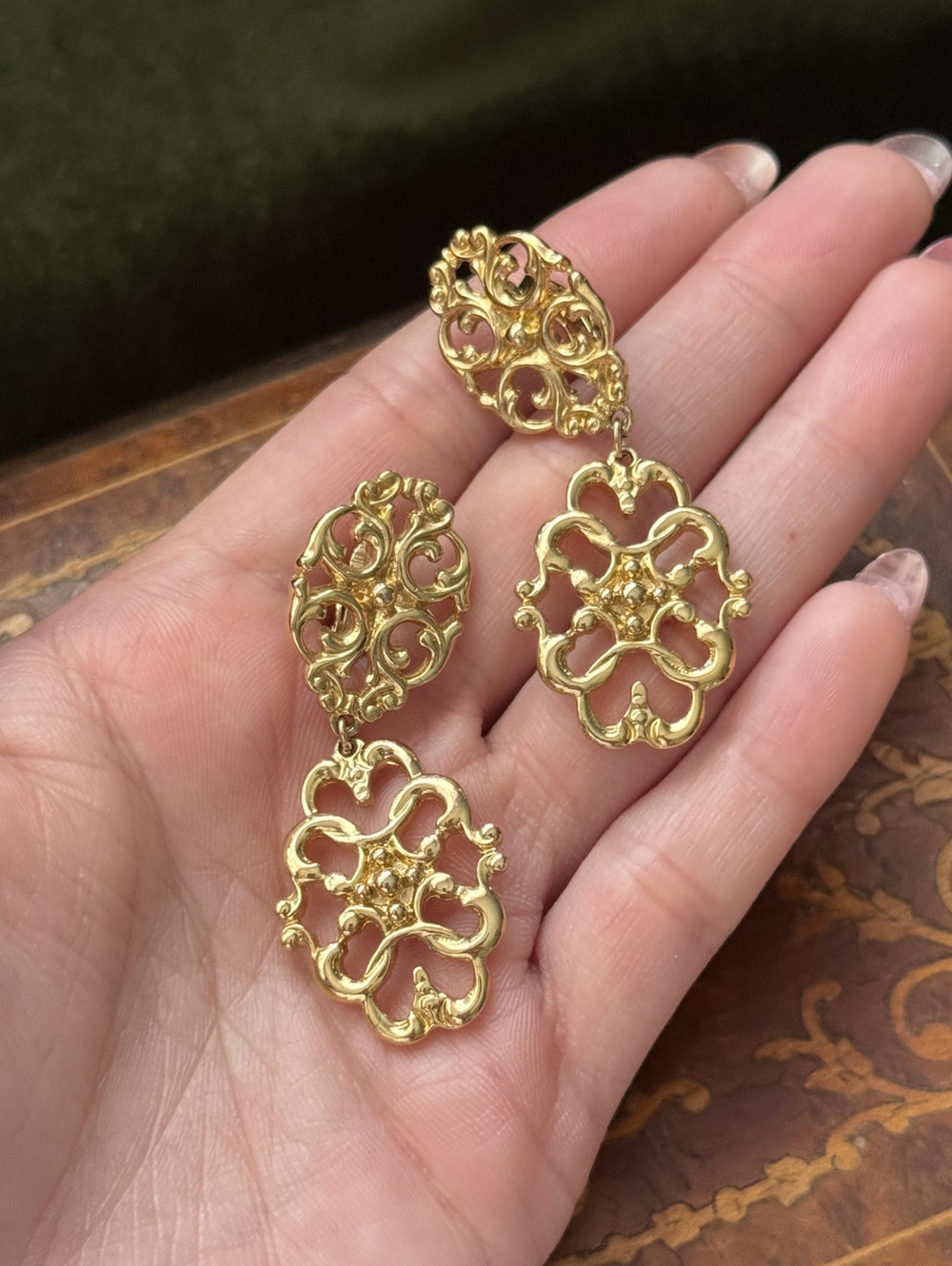 Vintage Avon Gold tone dangle Clip on earrings